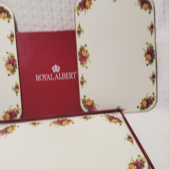 Set of 4 Royal Albert Country Rose pattern place mats - Picture 4 of 7